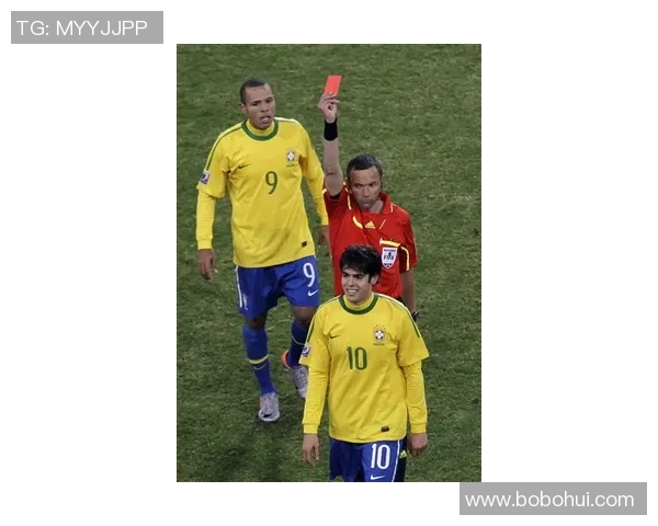 足球明星因激烈冲突被红牌罚下赛场引发球迷热议与媒体关注